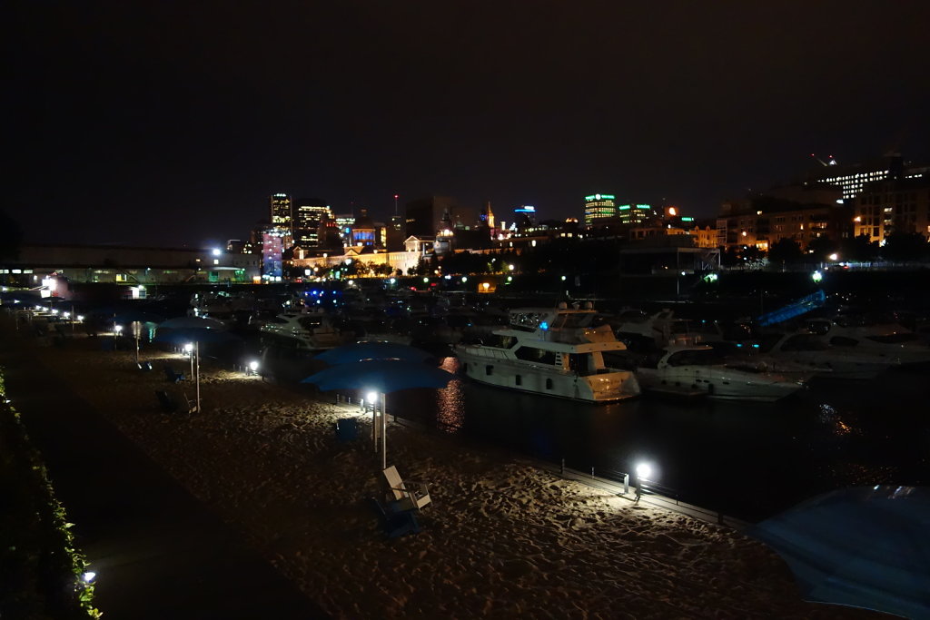 Montréal de nuit vue de la plage