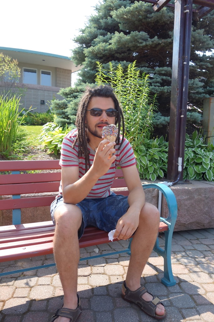 Vincent mange une glace du Nouveau Brunswick